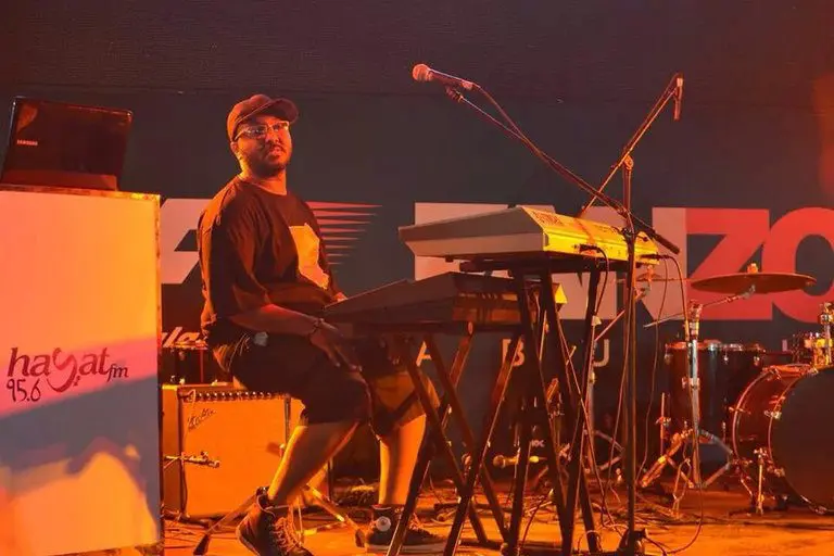 Keys player performing under red light
